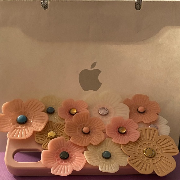 Coach Accessories - Coach Tea Rose IPhone X/XS case Coach Accessories - Coach Tea Rose IPhone X/XS case